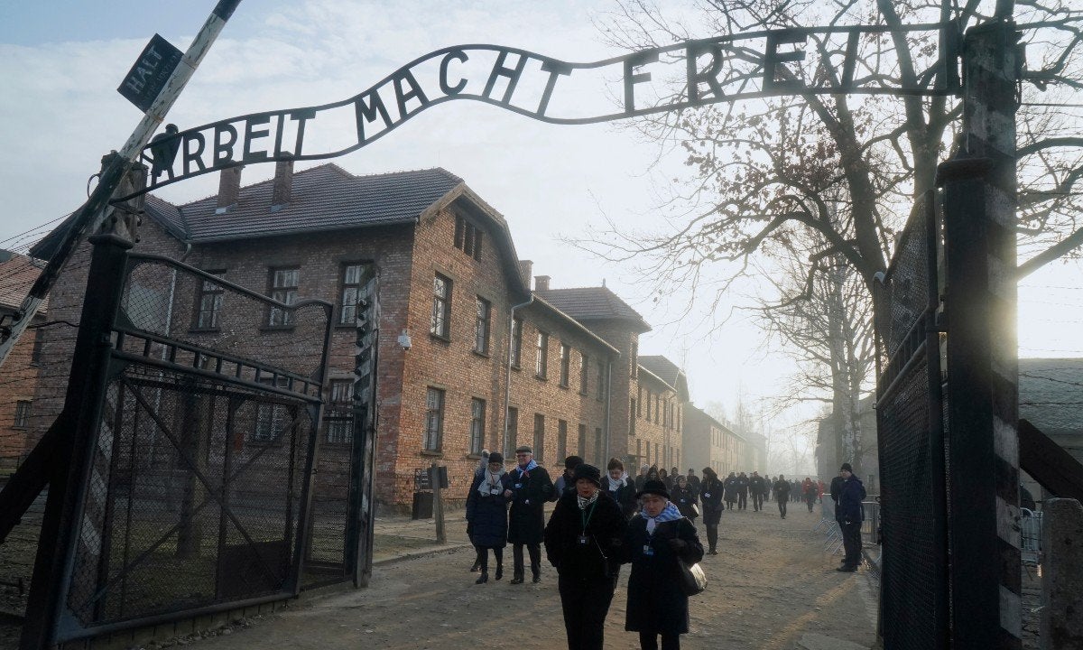 Entrada principal do Campo de Concentração de Auschwitz, em Oświęcim, Polônia