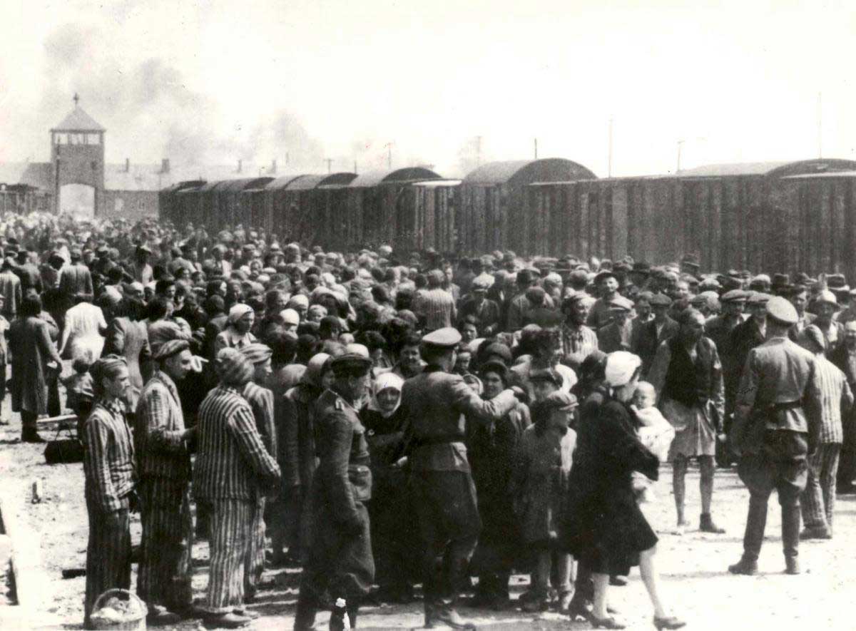 Seleção de prisioneiros na rampa de desembarque de Auschwitz, 27 de maio de 1944