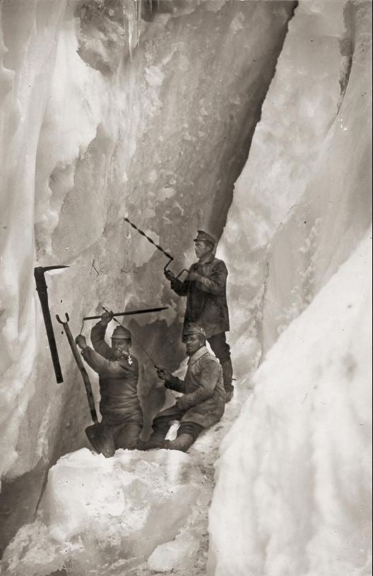 Alpini perfurando uma parede durante a guerra