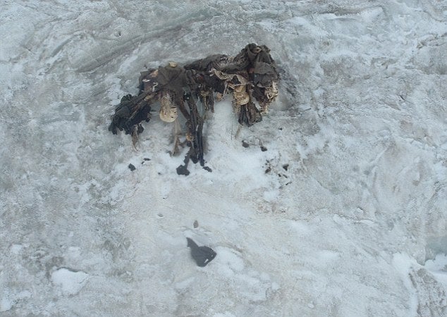 Soldados emergindo do glaciar