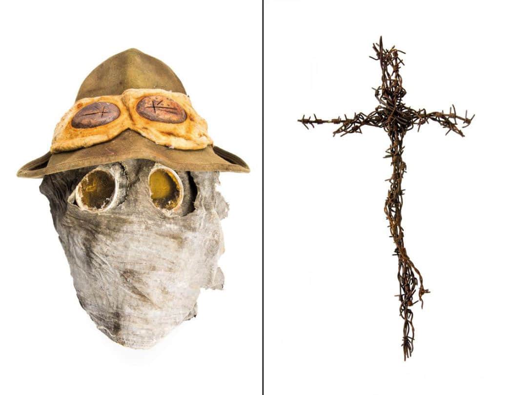 Máscara de gás e cruz feita de arame farpado