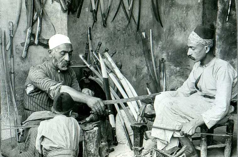 Confecção de espada em aço de Damasco