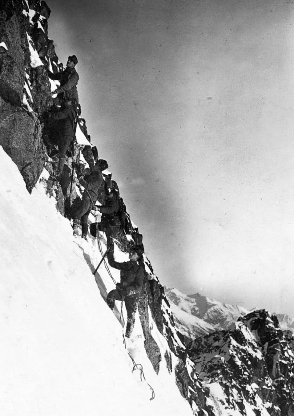 Soldados austro-húngaros marchando sobre a neve